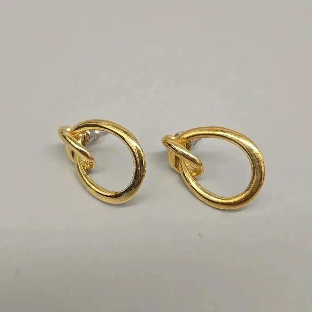#423 Vintage gold tone Earring